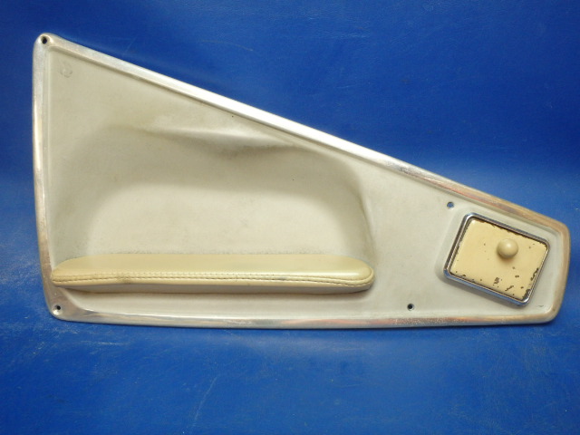 68484-00 Piper - PAN - Armrest w/Pad &amp; Ash Tray