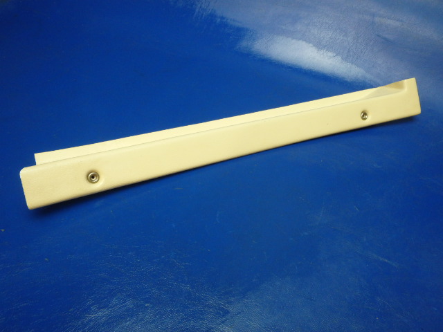 63126-03 Piper - TRIM STRIP - Window post right
