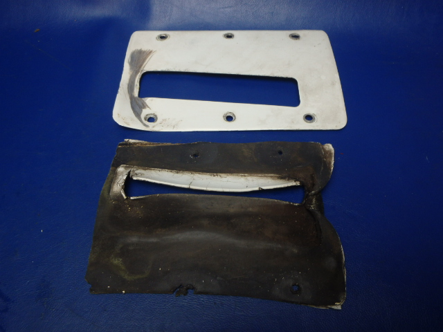 0441024-1 Cessna - PLATE LANDING GEAR FILLET LH (scratched see photos)