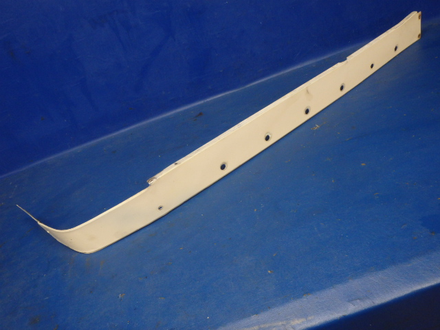 0426003-19 Cessna - Fairing-RH Wing(small crack see details)