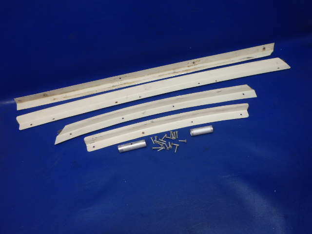 SET Piper - Retainer-Center Window Right
