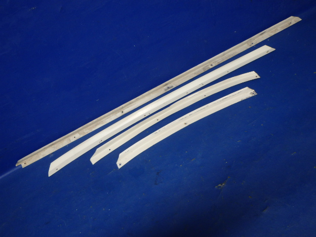 SET Piper - RETAINER SET FRONT LH WINDOW