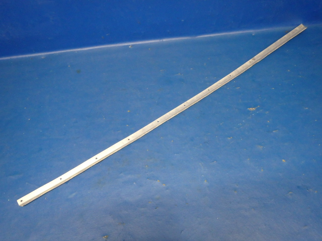 0811228-1 Cessna - RETAINER-LH UPR