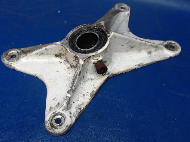 67040-12 Piper - FITTING - Forward trunnion LH