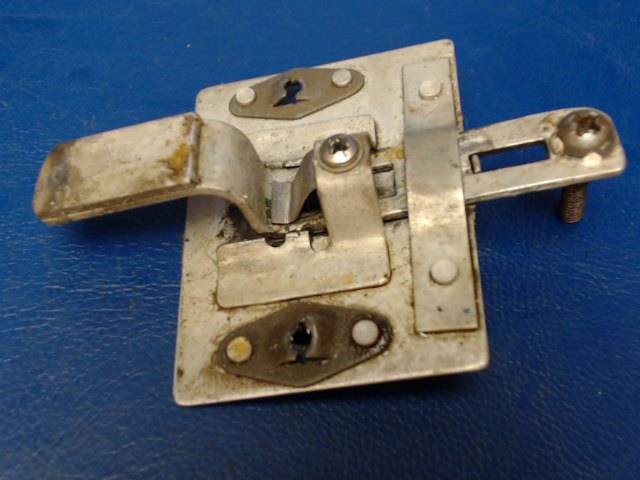 0411590-1 Cessna - Latch-Thumb RH Cabin Door