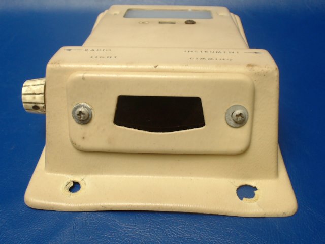 0511482-9 Cessna - COVER - OVERHEAD LIGHT (cracked see details)
