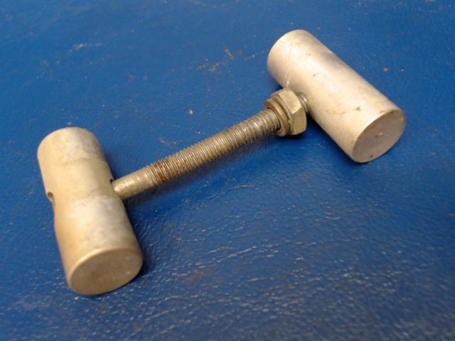 0823400-79  -80 Cessna - Screw and bushings - TANK STRAP