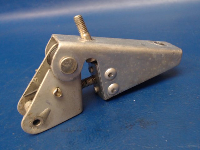 0811090-1 Cessna - BRACKET -DOOR LATCH