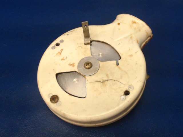 0813822-2 Cessna - Valve RH-Co Pilot Heat Control (cracked)