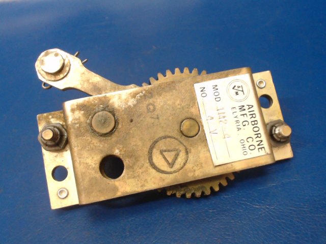 5015104-4 Airborne - Gear Box-Fuel Selector Control RH(Model 1M2-4)