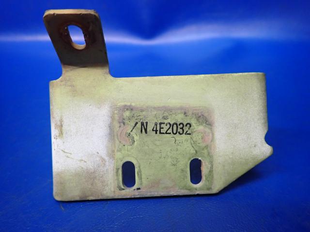 453 452 Piper - Bracket-Brush Block Mounting(4E2032)