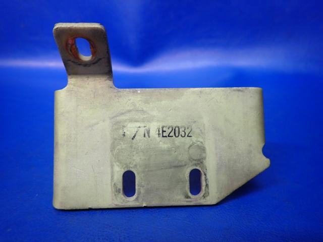 453 452 Piper - Bracket-Brush Block Mounting(4E2032)