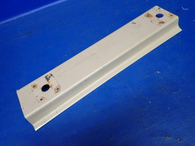 68090-05 Piper - CHANNEL - Seat trim right rear