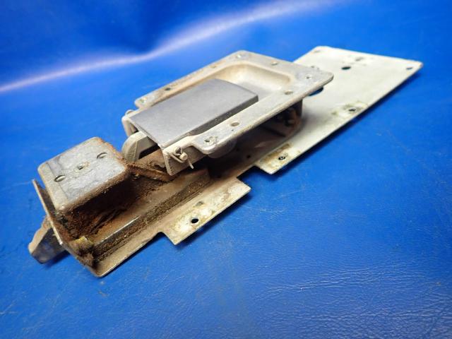 0413387-3 Cessna - CABIN DOOR LATCH LH