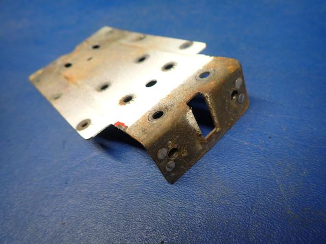 0517011-1 Cessna - PLATE - DOOR LATCH