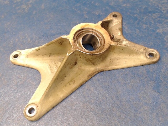 67040-14 Piper - Fitting-Forward Trunnion Left