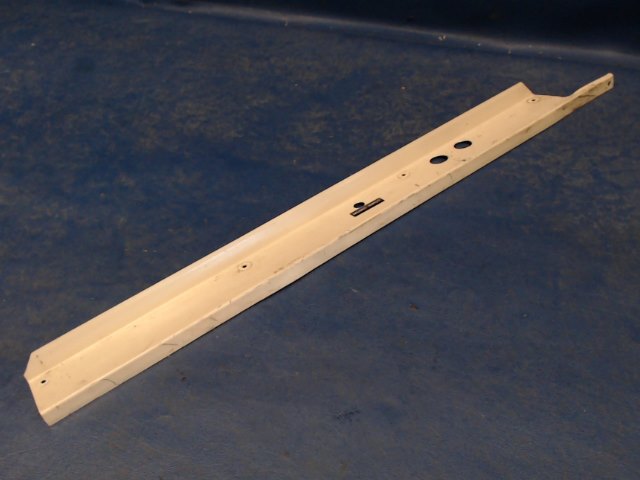 63071-09 Piper - Retainer - Bottom - Right Rear Window