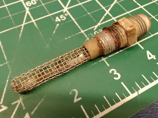 0422130 Cessna - Strainer - Fuel Tank (Finger)