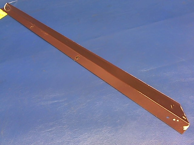 63071-04 Piper - RETAINER Rear window top left