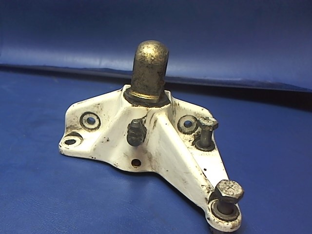 95643-09 Piper - Bracket - Main Gear Truss Right ( 5/8 O.D stud)