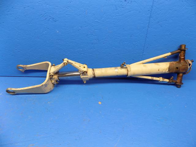 NPN Cessna - NOSE GEAR ASSEMBLY - (LESS THE YOKE-FORK)