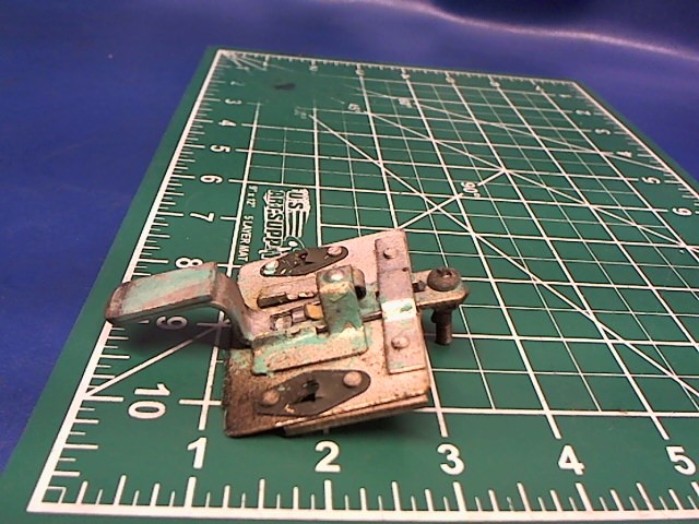 0411590-1 Cessna - Latch-Thumb RH Cabin Door