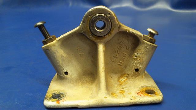 40249-000-E Piper - HINGE - Elevator center