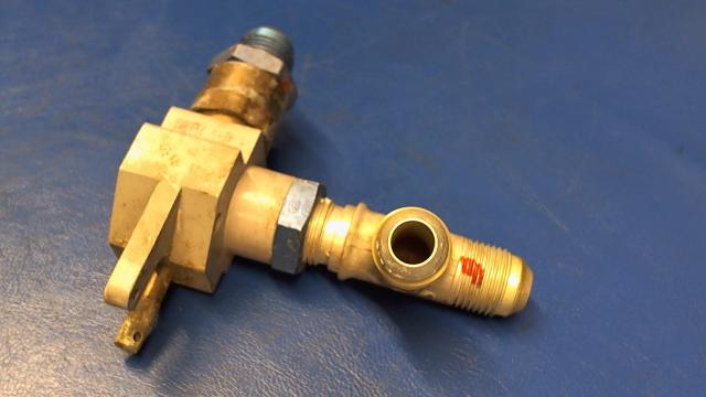 492 110 Piper - VALVE ASSEMBLY - Fuel crossfeed (800411-00)