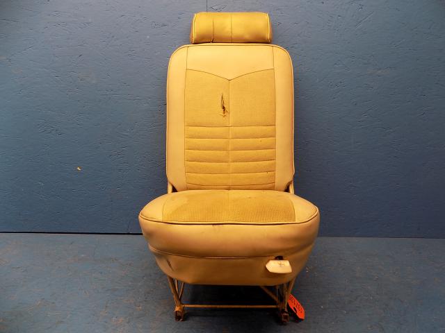0700105-370 Cessna - FRONT SEAT (See details) Pilot