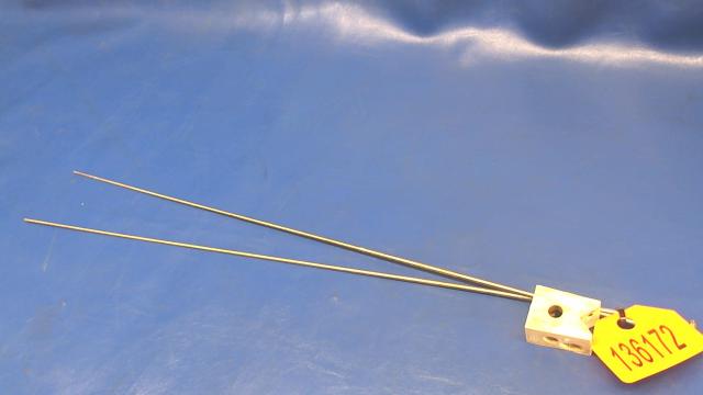 V-Pole Cessna - Omni Antenna w/ Removable Poles (Block cracked at mounting holes)
