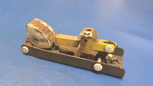 21881-00 Piper - LATCH ASSEMBLY - Auxiliary door (Cracked - See details)