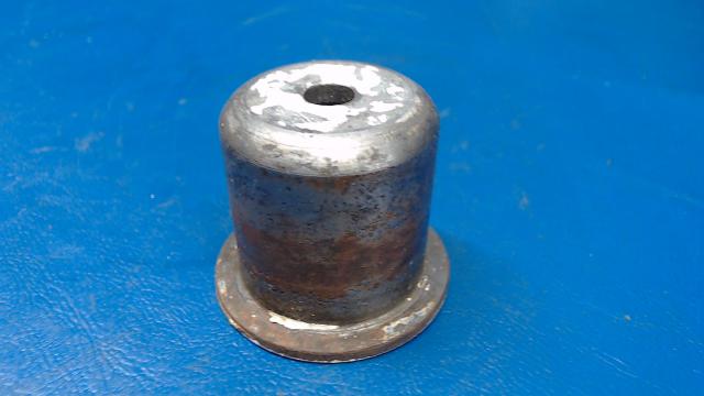 0842000-37 Cessna - BUCKET-AXLE BOLT