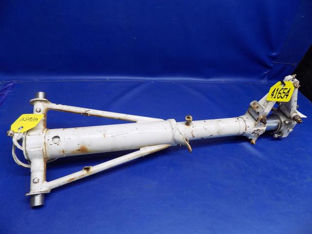 NPN Cessna - NOSE GEAR FORK AND STRUT. ASSEMBLY (LESS YOKE)