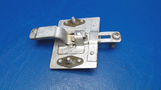 0411590-1 Cessna - Latch-Thumb RH Cabin Door
