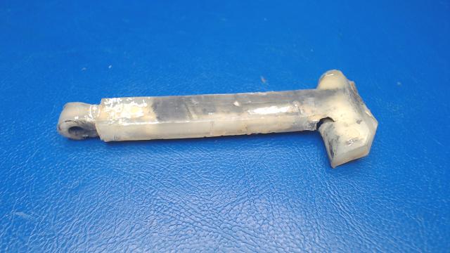 0710626-4 Cessna - ARM-DOOR STOP RH (CRACKED SEE DETAILS)