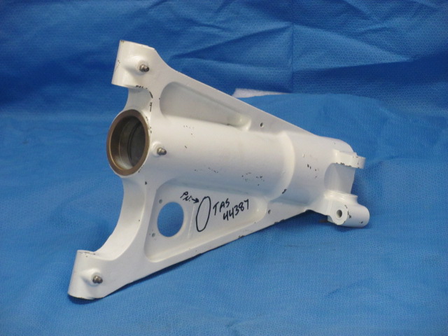 95-824005-3 Beechcraft - TRUNNION ASSEMBLY-Nose Gear Brace