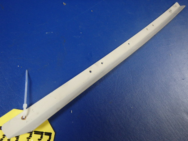76266-00 Piper - RETAINER - Center window top right