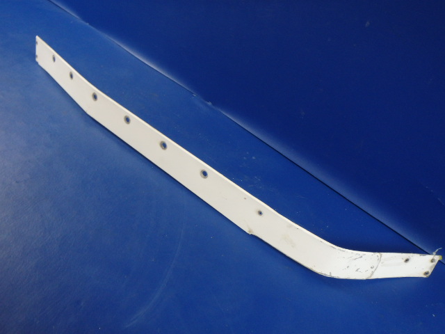 0426003-19 Cessna - FAIRING-WING RH (small crack see details)