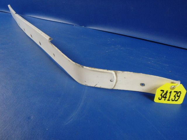0426003-18 Cessna - FAIRING-WING LH (small crack see details)