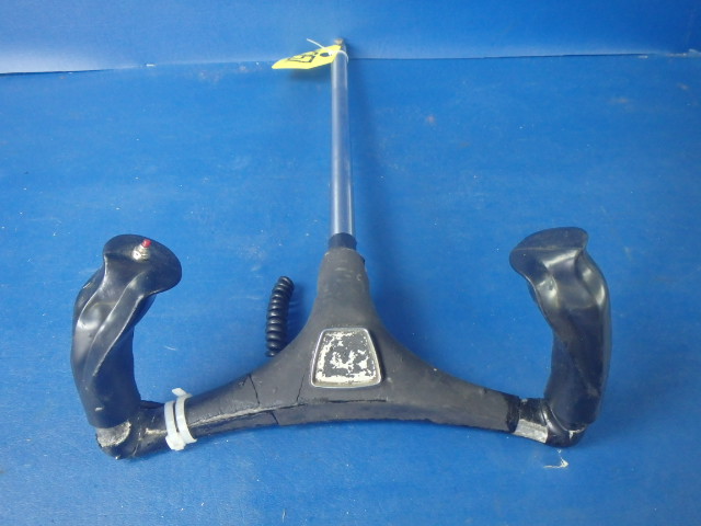 0513240-16 Cessna - CONTROL YOKE WHEEL 3/4 pilot w/mic switch (cracked see details)