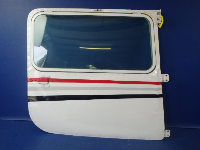 0413390-2 Cessna - CABIN DOOR -RH (DENT SEE DETAILS)