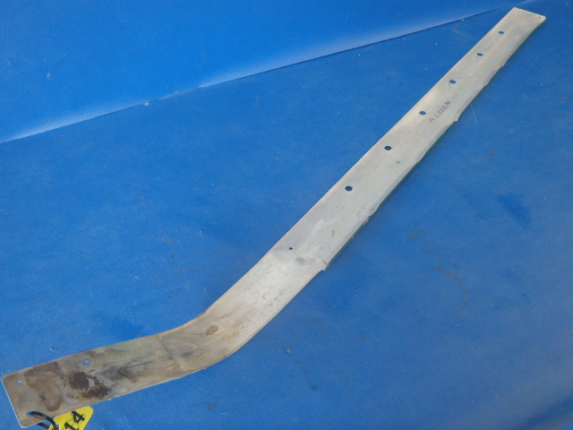 0426003-19 Cessna - FAIRING-WING RH (small crack see details)