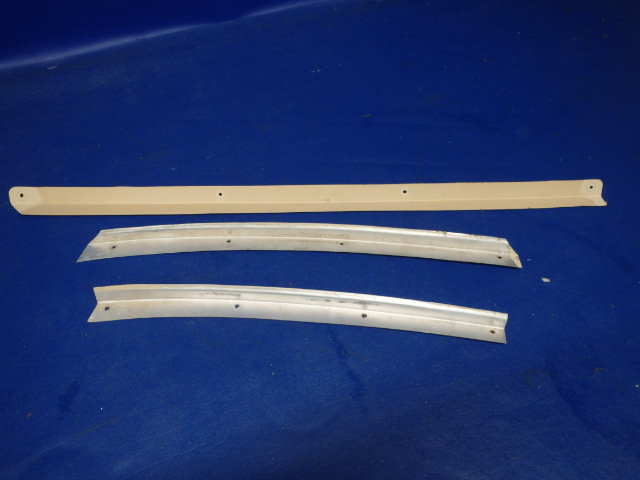 SET Piper - RH Middle Window Retainer Set