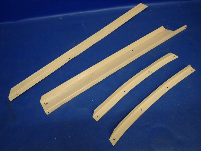 SET Piper - Retainer- RH Rear Window