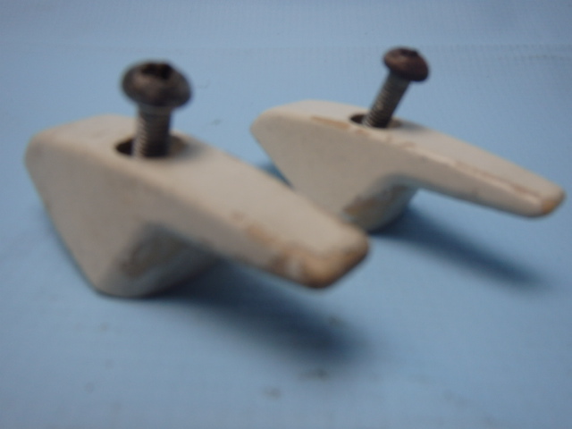 0715038-1 Cessna - COAT HANGER (QTY 2)