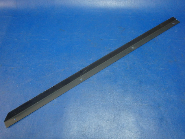63071-04 Piper - RETAINER Rear window top left