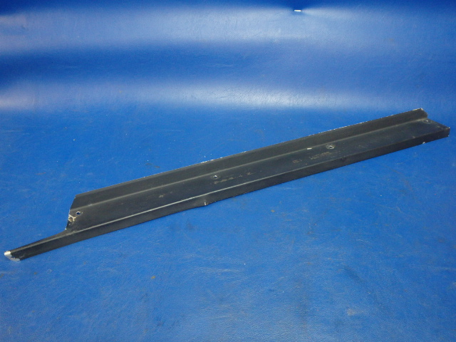 63071-08 Piper - RETAINER Left bottom rear window