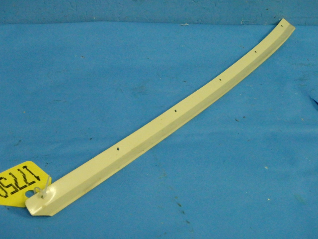 76143-00 Piper - RETAINER - Front window top left