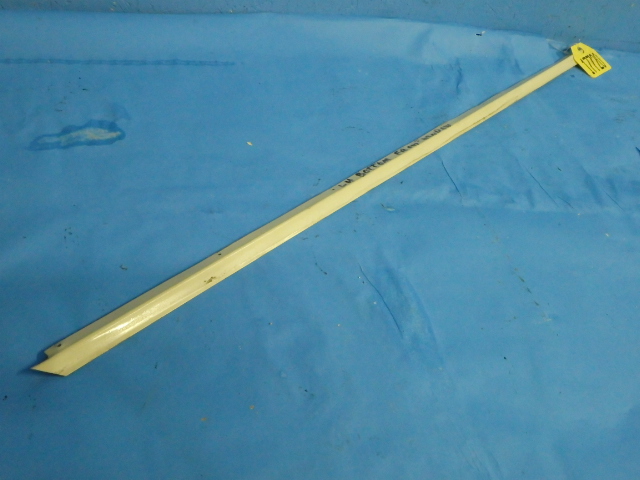 76197-00 Piper - RETAINER - Front window bottom left