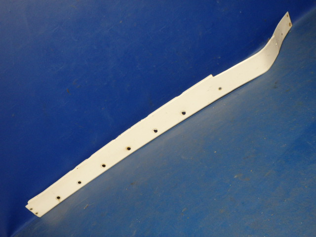 0426003-18 Cessna - Fairing-LH Wing(small crack see details)